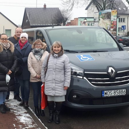 Nowy samochód do przewozu osób niepełnosprawnych dla Dom Samopomocy w Białusnym Lasku