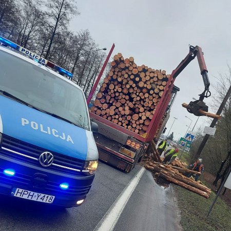 Niebezpieczna kraksa na Warszawskiej. Mogło skończyć się jak w „Oszukać przeznaczenie”! [ZDJĘCIA]