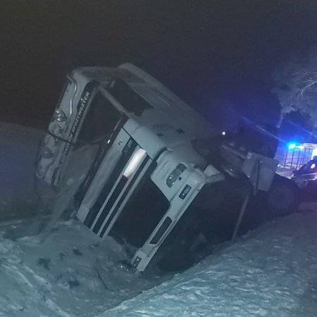 Rzekuń: Mleczarka wpadła do rowu, kierowcę zabrano do szpitala [ZDJĘCIA]