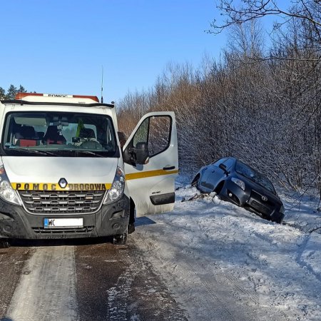 Kraksa w Damiętach. Osobówka wpadła do rowu [ZDJĘCIA]