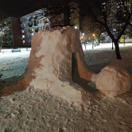 Największe igloo tej zimy? Przy Goworowskiej ktoś się napracował