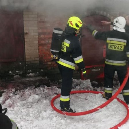 Pożar w Cierpiętach. W akcji gaśniczej uczestniczyło 23 strażaków [ZDJĘCIA]