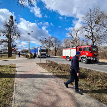 Zderzenie osobówki z tirem na rondzie im. 5 Pułku Ułanów Zasławskich [ZDJĘCIA]