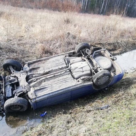 Dachowanie pod Ostrołęką. Kierowca forda wpadł do wypełnionego wodą rowu [FOTO]