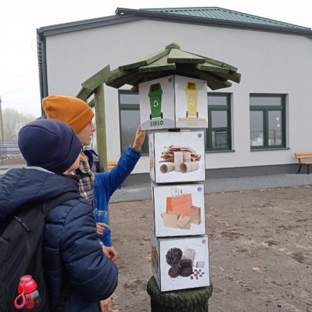 Członkowie koła ekologicznego ze Szkoły Podstawowej w Łysych odwiedzili PSZOK [ZDJĘCIA]