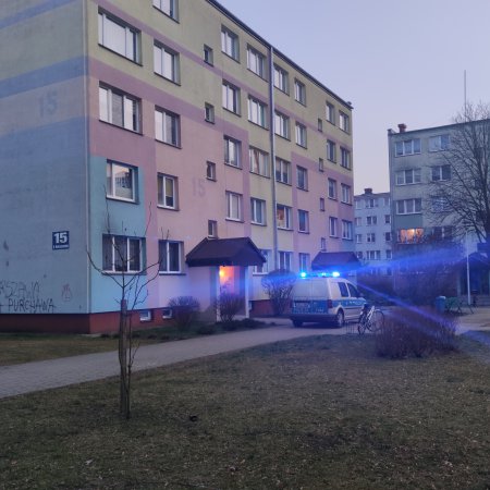 Trzyletni chłopiec wypadł z okna przy Modrzejewskiej. W jakim jest stanie?