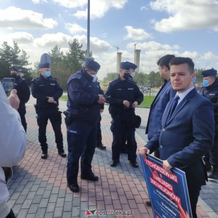 Działacze Konfederacji nie nosili maseczek. Sąd w Ostrołęce umorzył postępowania