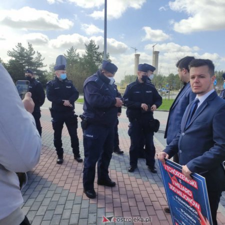 Akcja policji na konferencji Konfederacji. Wnioski do sądu za brak maseczki [WIDEO, ZDJĘCIA]