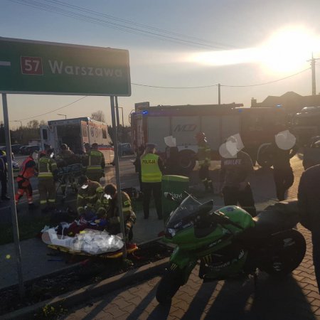 Wypadek z udziałem motocyklisty w Przasnyszu. Poszkodowane dwie osoby [ZDJĘCIA]