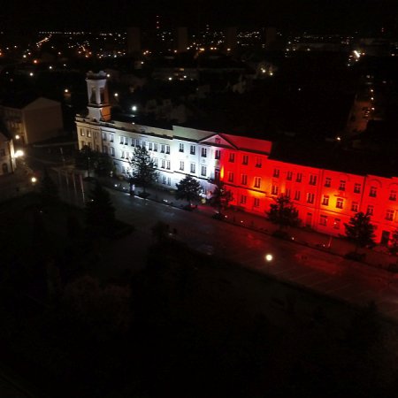 Biało-czerwona Ostrołęka. Patriotyczne iluminacje na Placu Bema [WIDEO, ZDJĘCIA]