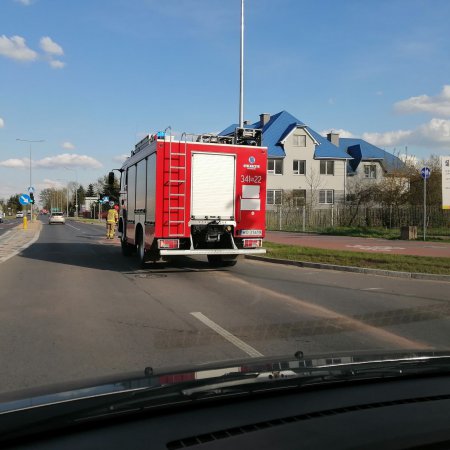 Plama oleju na jednej z głównych ulic w Ostrołęce. Nie obyło się bez interwencji straży [ZDJĘCIA]