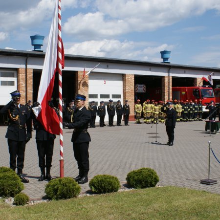 Dzień Strażaka w Ostrołęce. Awanse zawodowe, odznaczenia, nowy radiowóz i relikwie św. Floriana [ZDJĘCIA]