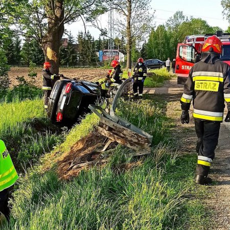 Kraksa pod Ostrołęką. Osobowe volvo wpadło do rowu [ZDJĘCIA]