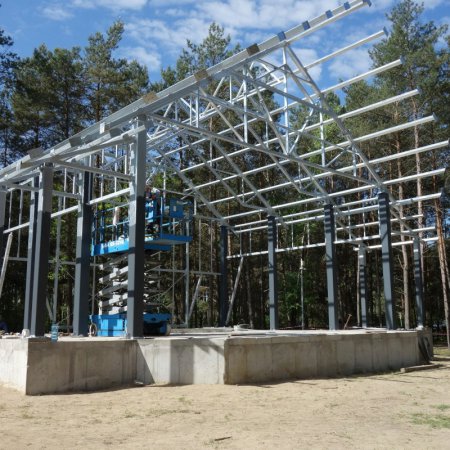 Budowa sceny plenerowej w Zagrodzie Kurpiowskiej w Kadzidle [ZDJĘCIA]