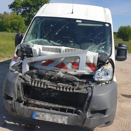 Laskowiec: W zderzeniu dwóch busów ucierpiał jeden z kierowców i mała osobówka [FOTO]