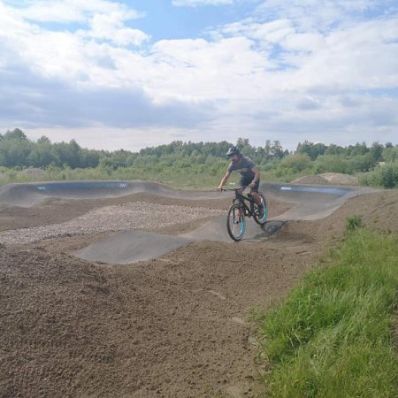 Mini pumptrack w Rzekuniu już czeka na najmłodszych [ZDJĘCIA]