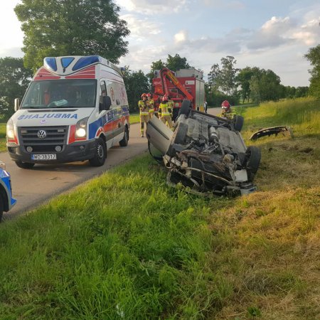 Wypadek w miejscowości Wróblewo-Gołymin. Poszkodowane dwie osoby [ZDJĘCIA]