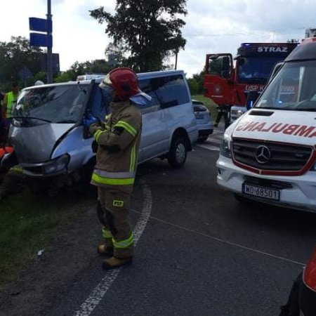 Wypadek w Karniewie. 6 osób rannych, w tym dzieci. W akcji śmigłowiec LPR [ZDJĘCIA]