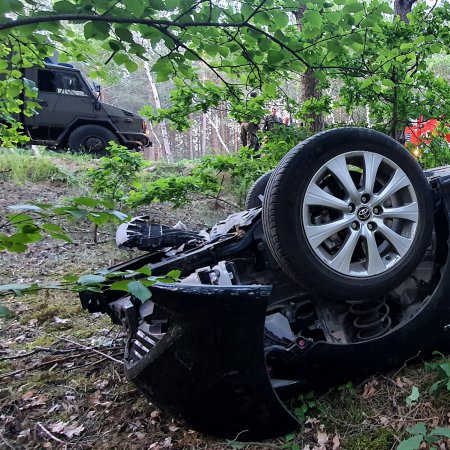 Zderzenie dwóch osobówek. Na miejscu żołnierze z 16. Pomorskiej Dywizji Zmechanizowanej [ZDJĘCIA]