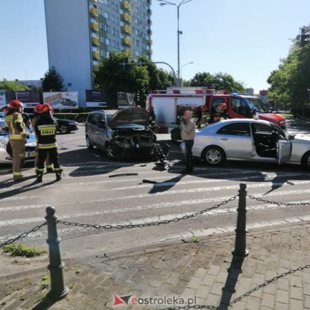Wypadek w centrum Ostrołęki. Na tym skrzyżowaniu bardzo często dochodzi do podobnych zdarzeń [ZDJĘCIA]