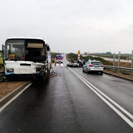 Śmiertelny wypadek na DK61. W autobusie podróżowało 8 dzieci