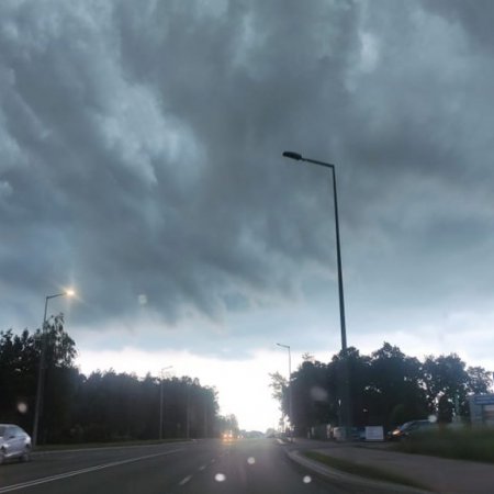 Meteorolodzy ostrzegają. Od południowego zachodu nad Ostrołękę i powiat nadciąga strefa burz!