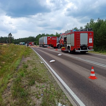 Wypadek na trasie Ostrołęka-Przasnysz. Duży wyciek oleju napędowego [ZDJĘCIA]
