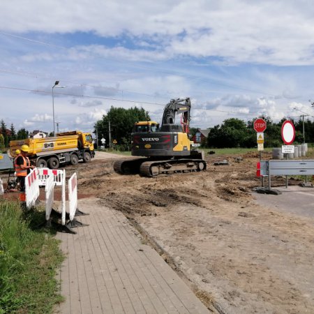 Trwa przebudowa przejazdu kolejowego na ulicy Ławskiej. Przypominamy o objazdach [ZDJĘCIA]