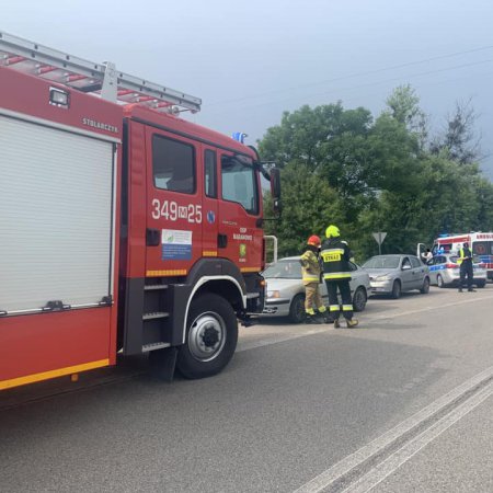 Wypadek w Baranowie. Jeden z uczestników zabrany do szpitala [ZDJĘCIA]