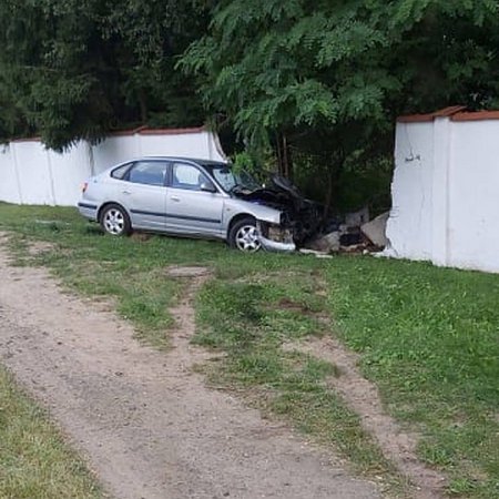 Wypadek na Łomżyńskiej. Kierowca rozbił się o betonowy mur [FOTO]