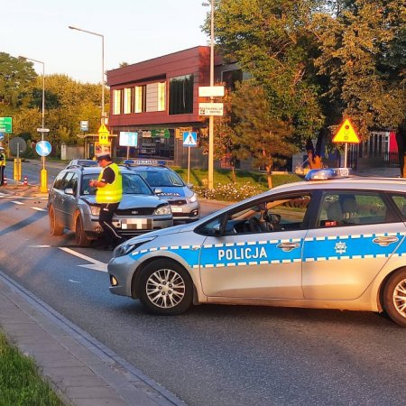 Wypadek przy wjeździe na most! Na drodze but i słuchawki... [ZDJĘCIA]