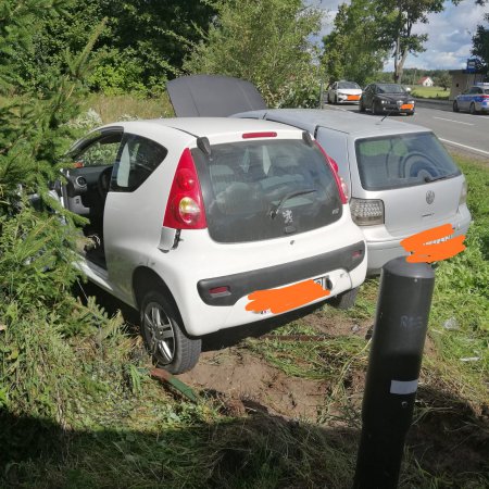 Wypadek pod Chorzelami. Jedna osoba trafiła do szpitala, dwie uciekły [ZDJĘCIA]