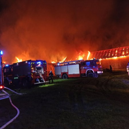 Olbrzymie straty po pożarze w Ładach Mans. Spłonął sprzęt i plony o wartości ponad pół miliona złotych! [ZDJĘCIA]