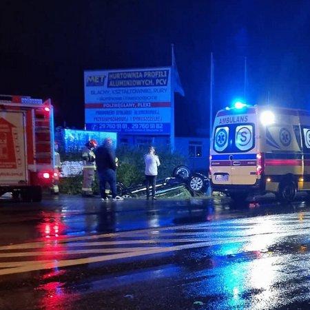 Fatalne warunki drogowe w Ostrołęce. Na Warszawskiej doszło do wypadku, na Steyera kierowca nie trafił w zjazd [WIDEO, ZDJĘCIA]