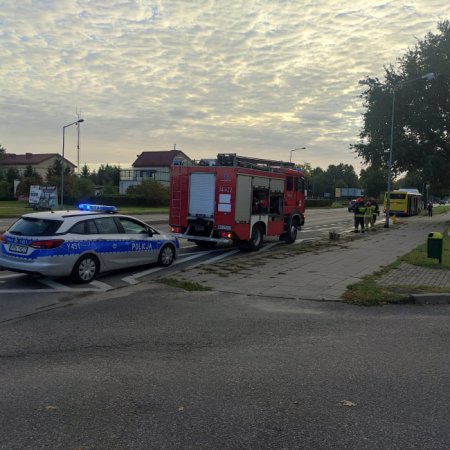 Plama oleju na jednej z głównych ulicy w Ostrołęce. Interweniowała straż pożarna [ZDJĘCIA]