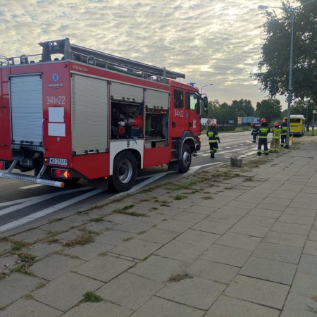 Plama oleju na ulicy 11 Listopada w Ostrołęce. Kierowcy musieli uważać