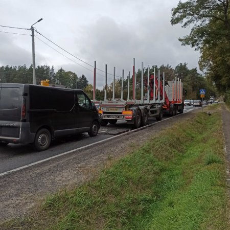 Kraksa na DK-53. Obok fotoradaru bus wjechał w naczepę ciężarówki [FOTO]