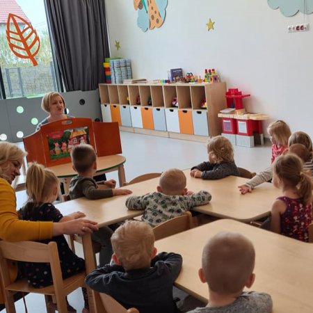 Z teatrzykiem Kamishibai w Żłobku Samorządowym w Rzekuniu [ZDJĘCIA]