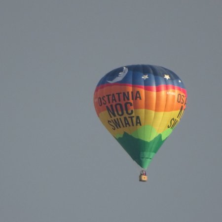 Tęczowy balon krążył nad Ostrołęką [ZDJĘCIA]