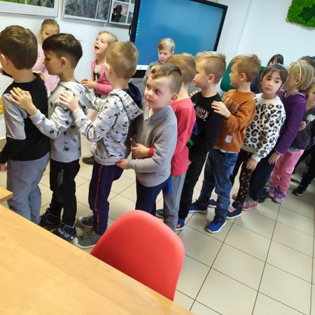 Wizyta "Smerfów" z Przedszkola Samorządowego w Rzekuniu w Gminnej Bibliotekce Publicznej [ZDJĘCIA]