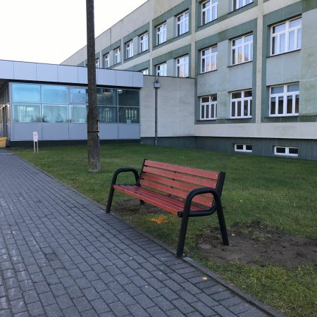 Nowe ławki na terenie ostrołęckiego szpitala [ZDJĘCIA]