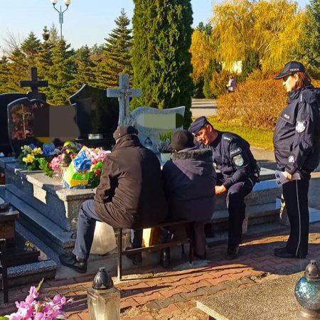 Trwa policyjna akcja „Znicz”. Mundurowi patrolują okolice cmentarzy [ZDJĘCIA]