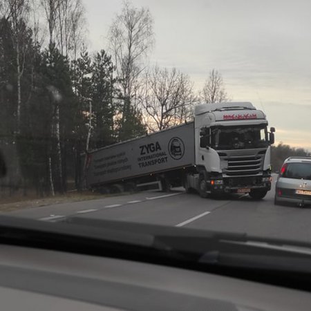 Incydent z ciężarówką w okolicach Czarnowca. Są utrudnienia na drodze Ostrołęka – Goworowo [ZDJĘCIA]