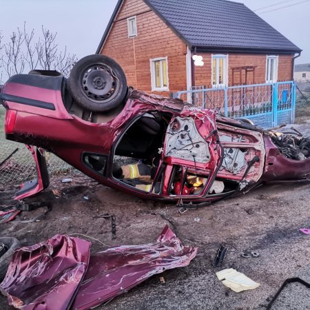 Groźny wypadek. Jedna osoba ranna po dachowaniu