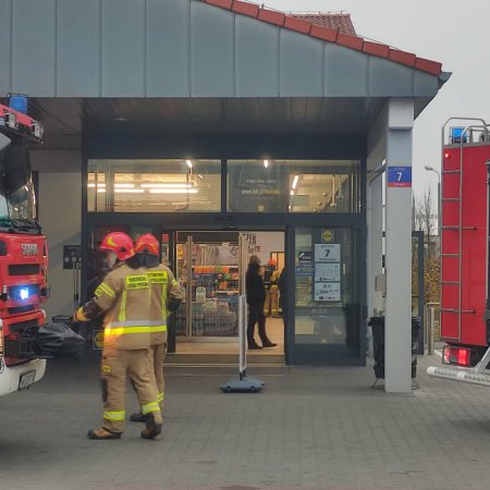 Akcja strażacka w Lidlu przy Witosa. Ewakuowano pracowników i klientów [ZDJĘCIA]