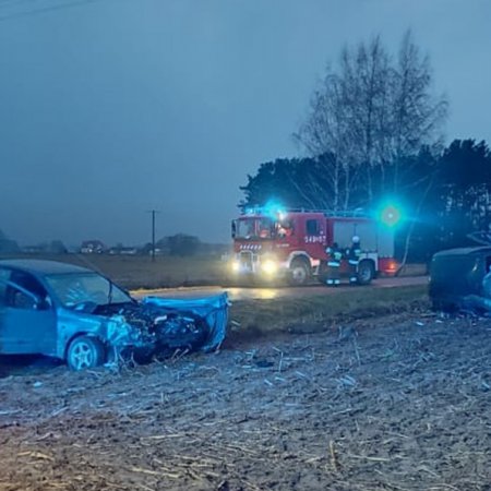 Poważny wypadek w Babie koło Łysych. Poszkodowane trzy osoby, w akcji śmigłowiec LPR [ZDJĘCIA]