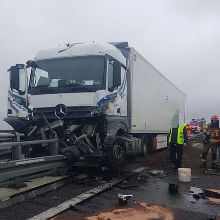 Ciężarówka wbiła się w bariery ochronne [FOTO]