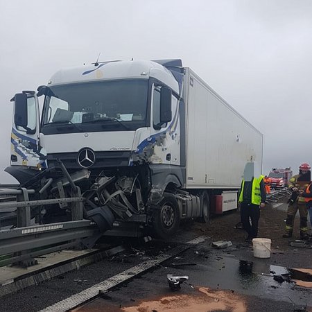 Ciężarówka wbiła się w bariery ochronne [FOTO]