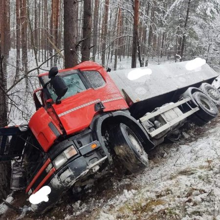 Śnieg zaskoczył kierowców. W okolicach Baranowa doszło do wypadku [ZDJĘCIA]