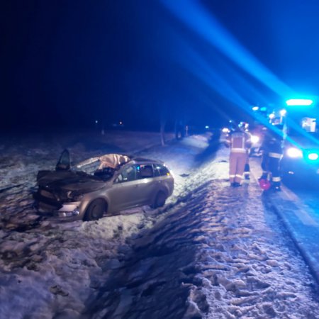 Poważny wypadek na DK-61. Poszkodowane trzy osoby [FOTO]